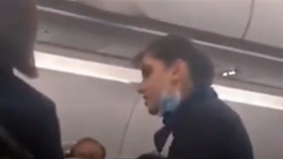 شجار بين مضيفة وراكب على متن طائرة بسبب الوجبة (شاهد)