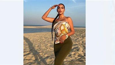 جورجينا رودريغز تستعرض قوامها الممشوق بفستان بني مكشوف| صور