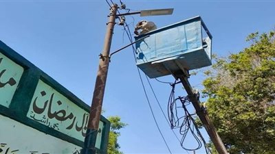 حملة لصيانة أعمدة الإنارة وإصلاح الأعطال بحي غرب سوهاج