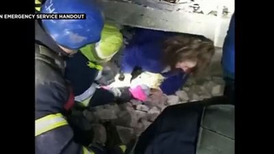 إنقاذ عائلة أوكرانية من تحت الأنقاض في أعقاب غارة روسية على زابوريجيا (شاهد)