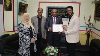 وكيل تعليم بني سويف يكرم الطالب حازم محمد عبد الحليم سادس الجمهورية بمدارس المتفوقين للعلوم والتكنولوجيا STEM