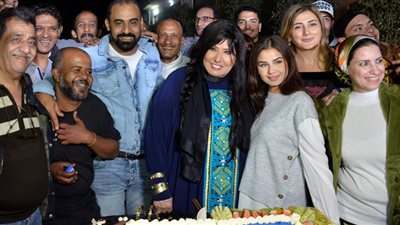 احتفال أسرة مسلسل «أم البنات»بانطلاق التصوير.. صور