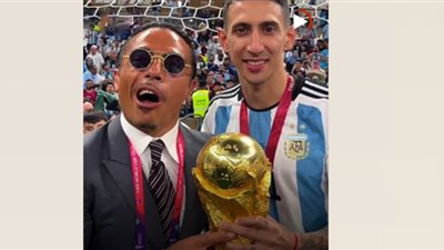 شيف شهير يكسر قوانين الفيفا ويرفع كأس العالم| فيديو