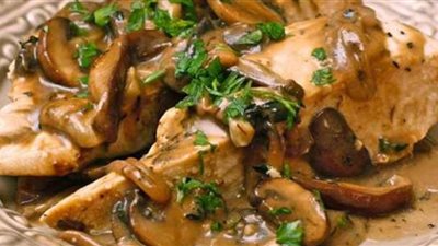 طريقة عمل شرائح الدجاج بصوص المشروم