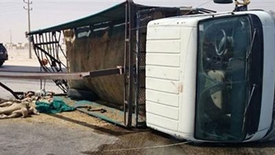 انقلاب سيارة محملة بـ10 براميل زيت طعام بالطريق الإقليمى