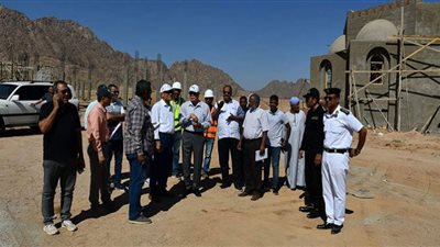 محافظ جنوب سيناء يتفقد أعمال مركز الرصد الأمني ومسجد الهجن بشرم الشيخ