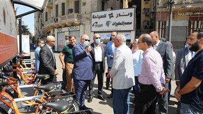 كايرو بايك.. محافظ القاهرة يتفقد نموذجاً لإحدى محطات الدراجات