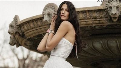 تارا عماد تتألق بالأبيض والأوف شولدر