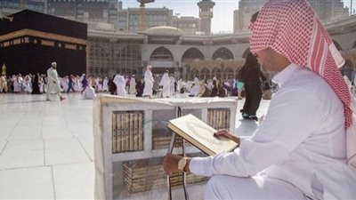 المسجد الحرام يوفر مصاحف بـ60 لغة للأجانب