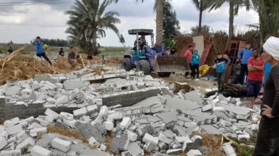 إزالة حالة تعدٍ بالبناء على الأراضي الزراعية بالقنطرة غرب