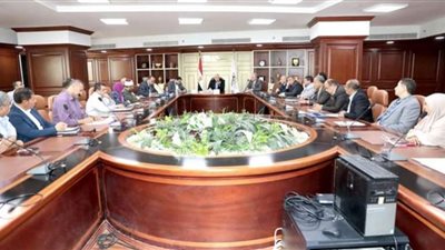محافظ بني سويف يناقش التحضيرات لتنظيم مؤتمر التغيرات المناخية