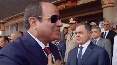 السيسي يقدم التحية لأهالي خريجي الدفعات الجديدة من طلبة الكليات العسكرية (شاهد)