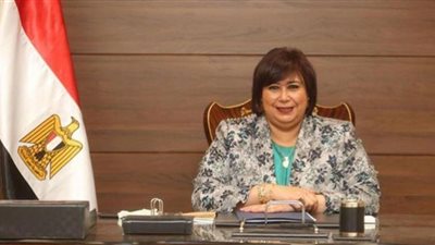مسرح العرائس يهدي وزيرة الثقافة دُمية بختام القومي للمسرح