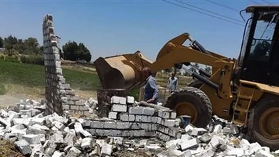 إزالة التعديات بالبناء المخالف بمركز بلبيس