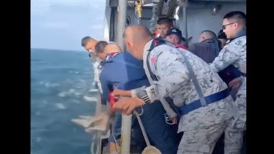 لحظة إنقاذ بحار تايلاندي (شاهد)