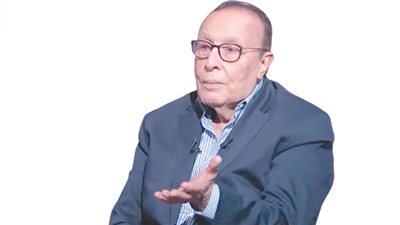 «الضاحك الباكى».. دراما تؤرخ ً لتاريخ مصر فى خمسين عاما