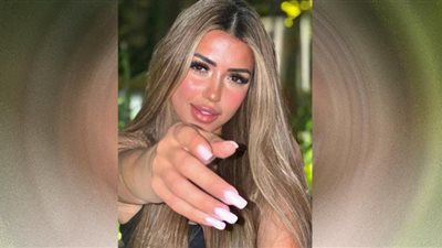 جمبسوت أنيق ومكياج ناعم.. سارة سلامة تستجم في العطلة الصيفية