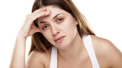 تغيّر لون البول يكشف إصابتك بمرض خطير.. طبيب يُحذر