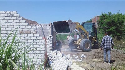 إزالة حالة تعدٍ بالبناء بدون ترخيص فى فايد بالإسماعيلية