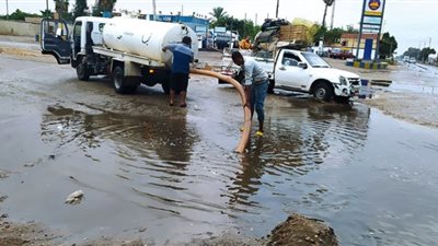 إصلاح انفجار خط مياه الشرب بقرية الجزيرة الخضراء بالإسماعيلية