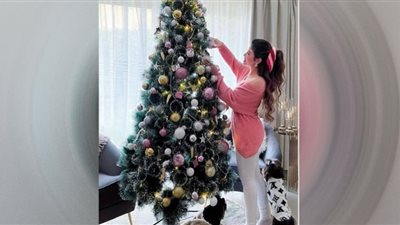 ميرنا جمال تستعد لأجواء الكريسماس بالأبيض والبينك