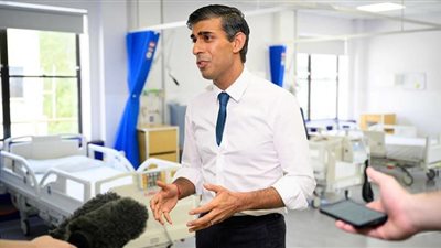 رئيس وزراء بريطانيا يعترف بصعوبة تحديد رواتب القطاع العام