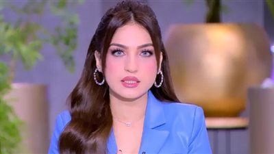 ياسمين عز تصف صوتها بالناعم والسهتان (فيديو)