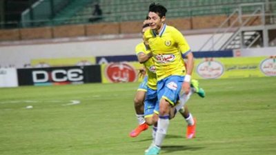 مدافع الإسماعيلي يقترب من نادي المئة