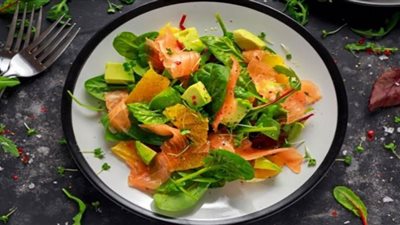 حضري سلطة سلمون مدخن بالأفوكادو.. غني بالبروتين