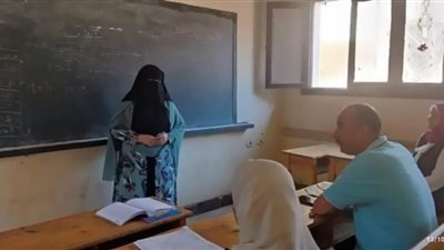 وكيل تعليم المنوفية يشارك طلاب مدرسة سامى على حصة « الشبكات »