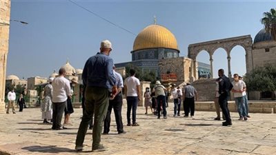 مستوطنون يعتدون على الأهالي بالقدس.. وعضو كنيست متطرف يشهر سلاحه بوجوههم