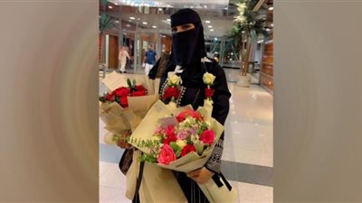 فنانة سعودية تنثر فنها على برج المونديال في قطر