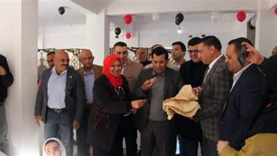 وزير الشباب يتذوق منتجات نادي الفتاة والمرأة بمركز شباب كفر الأعصر