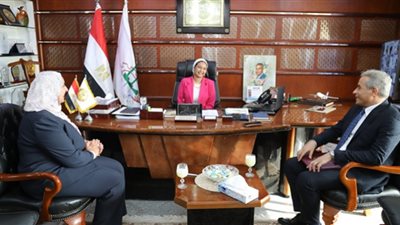 وزير القوى العاملة يجيب عن أسئلة فتاة بمبادرة 