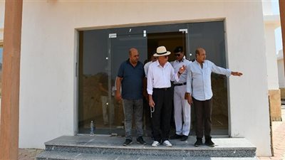 محافظ جنوب سيناء يتفقد الأعمال الانشائية للقرية التراثية وأماكن ايواء الهجن