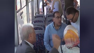 رئيس الوزراء يستقل الأتوبيس في شرم الشيخ (فيديو)