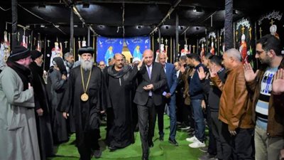 محافظ قنا يُعزي أقباط نجع حمادي فى وفاة أنبا كيرلس