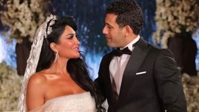 سالي عبدالسلام تقضي شهر العسل بملابس الإحرام