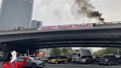 مشاهد نادرة في الصين.. احتجاجات واسعة وحرائق وسط المتظاهرين | فيديو