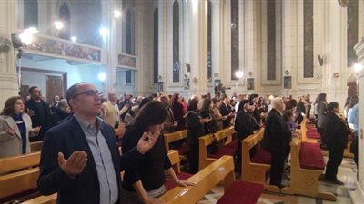 الآقباط الكاثوليك يطبقون طقس المناولة في احتفالية عيد الميلاد(شاهد)