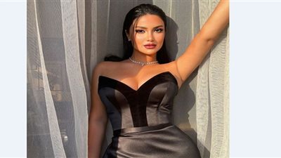 هدى الإتربي تهوس متابعيها بمايوه برتقالي وسط البحر (صور)