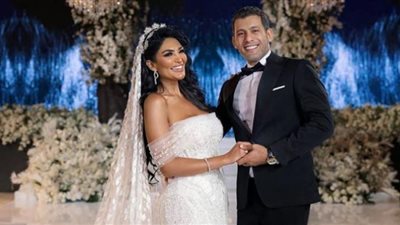 سالي عبد السلام وزوجها يؤديان العمرة في شهر العسل