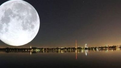الأرض على موعد مع القمر العملاق الأخير غدًا