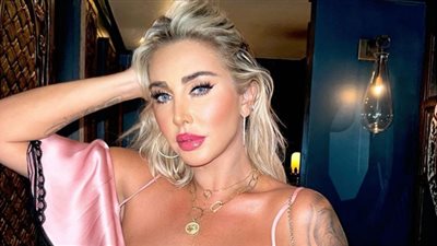 جويل مردينيان تهوَّس متابعيها بالأحمر الجريء احتفالًا بالكريسماس