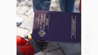 إيرانيون يحرقون جوازات سفرهم في تشيلي (شاهد)