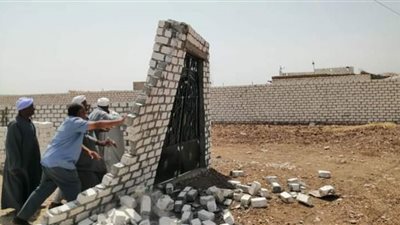 إزالة 22 حالة تعدٍ بالبناء وبناء بدون ترخيص خلال يومين بمدينة دشنا وتوابعها