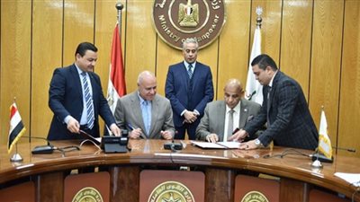 القوى العاملة توقع بروتوكول تعاون مع مصر للطيران