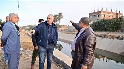 وزير الري يتفقد أعمال تأهيل ترعة 