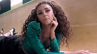 ميريام فارس تهوس متابعيها بالأسود الجريء احتفالًا بالكريسماس