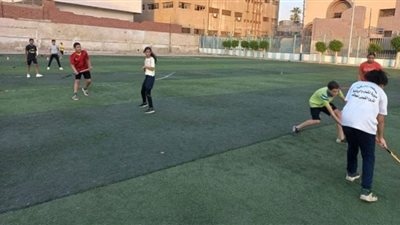 إستمرار تدريب طلاب المدارس على رياضة الهوكي بمركز شباب ناصر